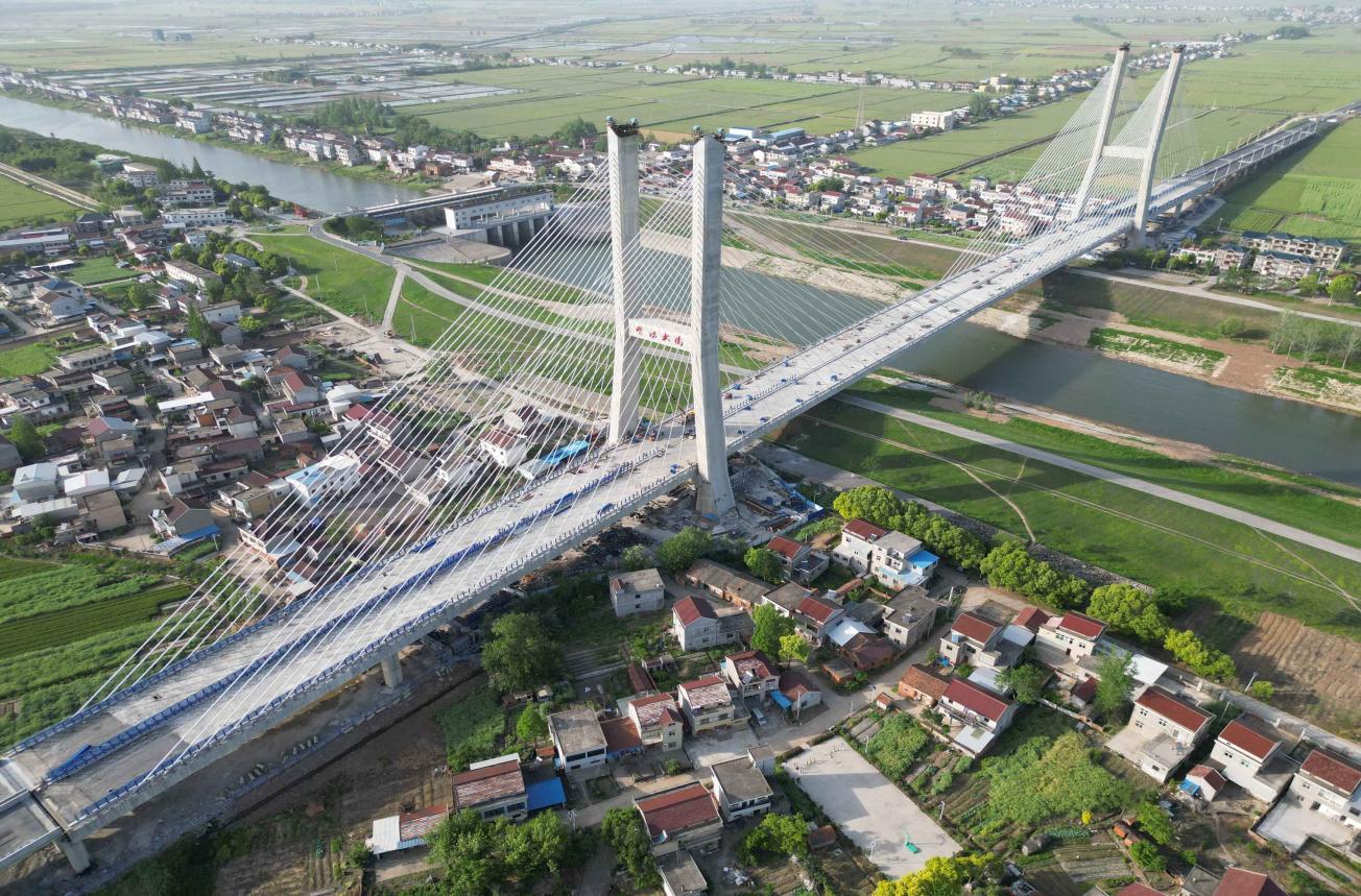 建設(shè)投資集團(tuán)（原路橋集團(tuán)）G347安九二期楊灣河特大橋。安徽建工集團(tuán)供圖