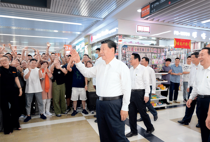 2023年9月20日至21日，中共中央總書記、國家主席、中央軍委主席習近平在浙江考察。這是20日上午，習近平在義烏國際商貿城考察時，同商戶親切交流。 新華社記者 李學仁/攝