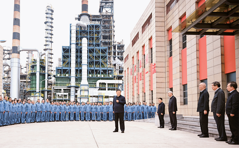 2023年10月10日至13日，中共中央總書記、國家主席、中央軍委主席習近平在江西考察。這是10日下午，習近平在中國石化九江分公司考察時，同企業(yè)員工親切交流。 新華社記者 謝環(huán)馳/攝