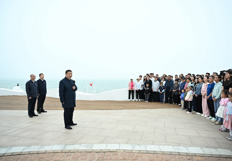 5月22日至24日，中共中央總書記、國家主席、中央軍委主席習(xí)近平在山東考察。這是22日下午，習(xí)近平在日照市陽光海岸綠道同市民和游客親切交流。