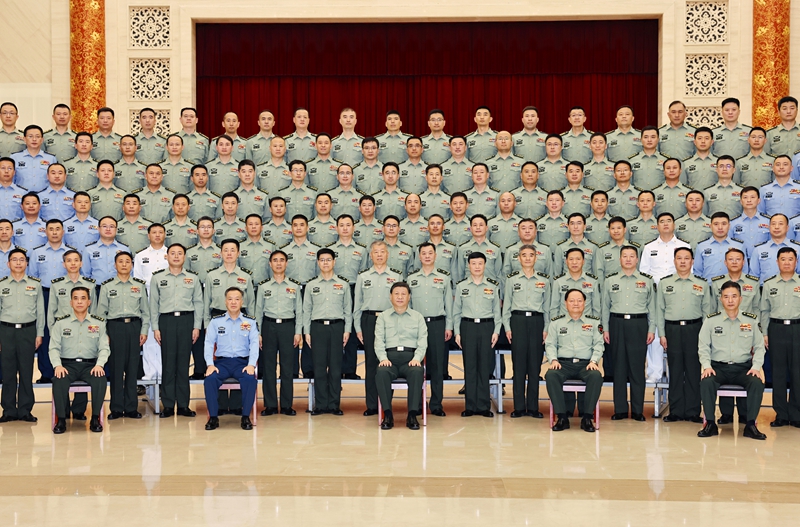 5月22日至24日，中共中央總書記、國家主席、中央軍委主席習(xí)近平在山東考察。這是23日上午，習(xí)近平在濟南親切接見駐濟南部隊上校以上領(lǐng)導(dǎo)干部，代表黨中央和中央軍委向駐濟南部隊全體官兵致以誠摯問候。