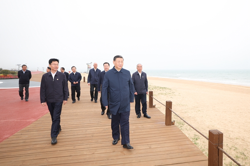 5月22日至24日，中共中央總書記、國家主席、中央軍委主席習(xí)近平在山東考察。這是22日下午，習(xí)近平在日照市陽光海岸綠道考察。