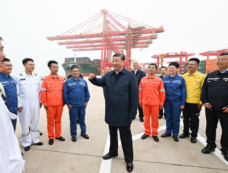 ??5月22日至24日，中共中央總書記、國家主席、中央軍委主席習(xí)近平在山東考察。這是22日下午，習(xí)近平在日照港親切慰問港口科技工作者、運營人員、航運人員。 