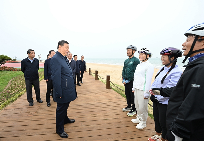 5月22日至24日，中共中央總書記、國家主席、中央軍委主席習(xí)近平在山東考察。這是22日下午，習(xí)近平在日照市陽光海岸綠道同市民親切交流。