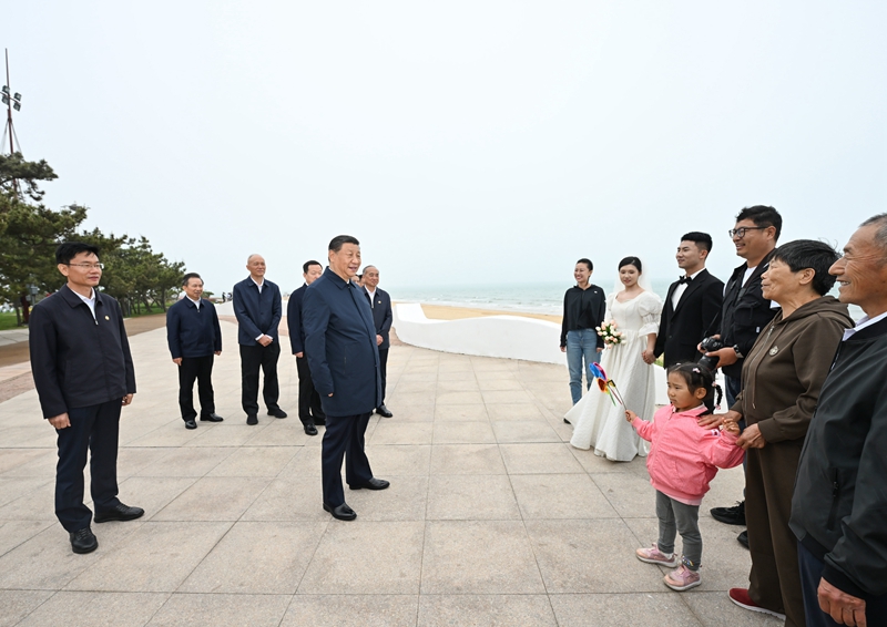 5月22日至24日，中共中央總書記、國家主席、中央軍委主席習(xí)近平在山東考察。這是22日下午，習(xí)近平在日照市陽光海岸綠道同市民親切交流。